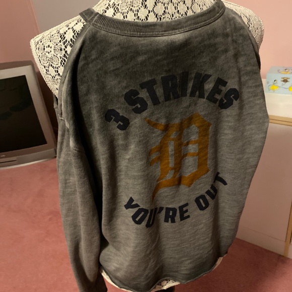 NWT Pink VS MLB Detroit tigers 3 strikes you're out cold shoulder sweatshirt S - Picture 5 of 11